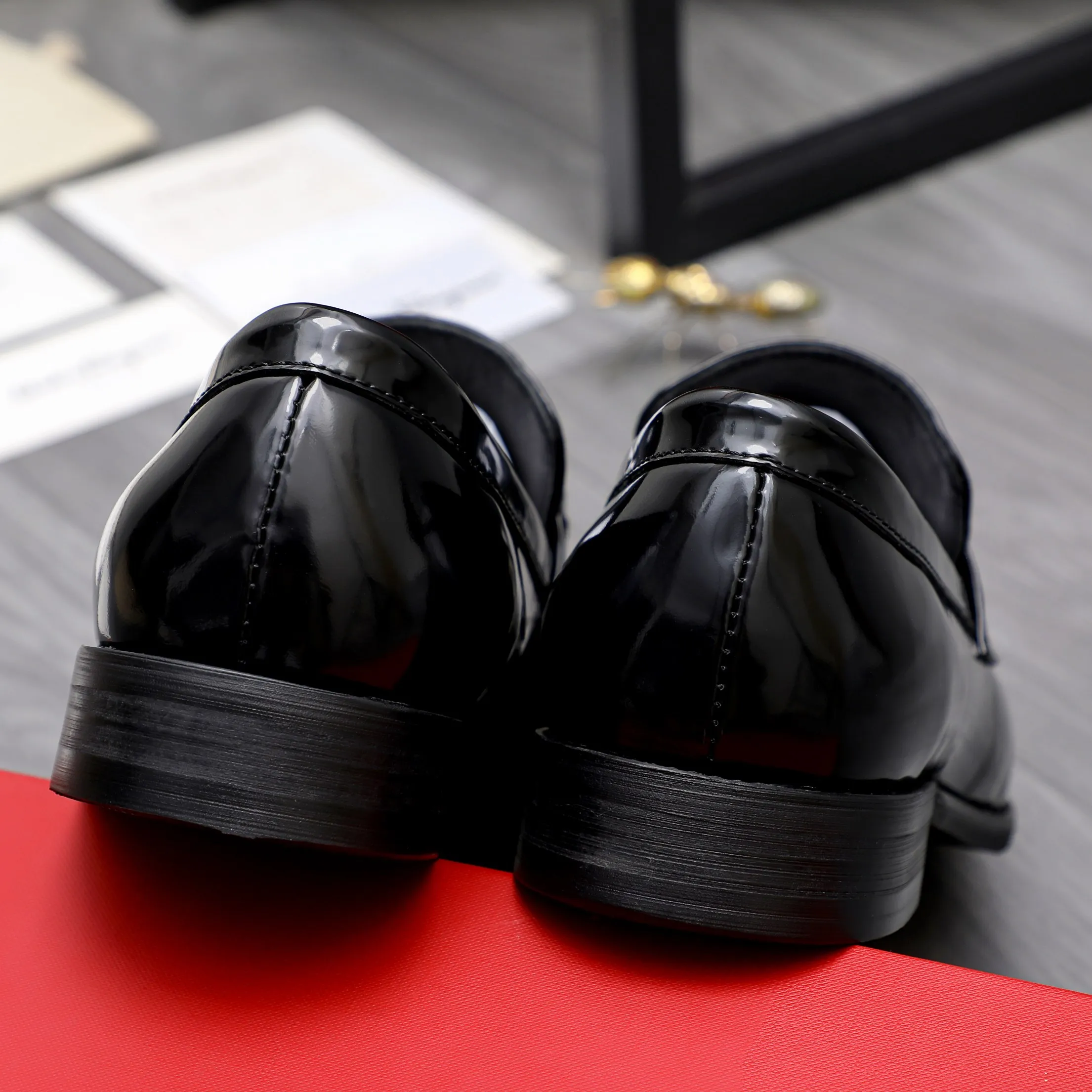 Men's shoes 💰480 Product trademark: Ferragamo " Ferragamo ] Business slip-on leather shoes Regular size: 39-44 Product materials: Selected high-quality lacquered embossed cowhide upper, cowhide lining, original outsole